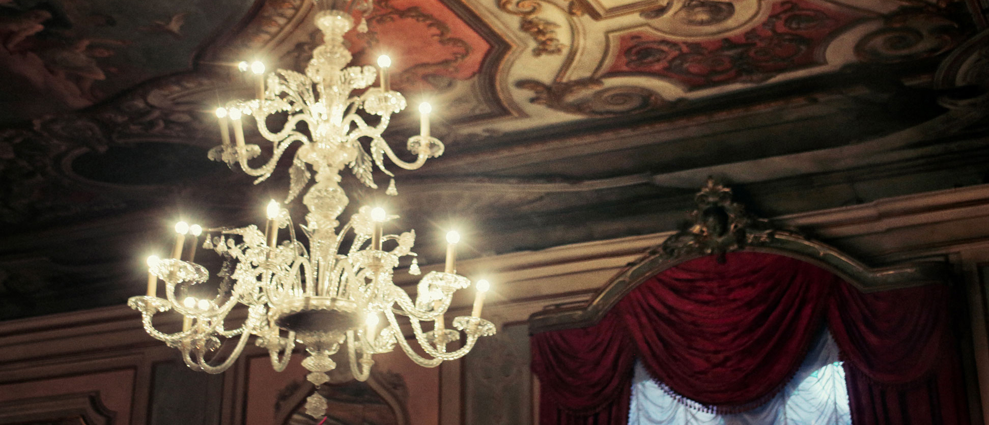 carnevale-venezia-lampadario-palazzo.jpg