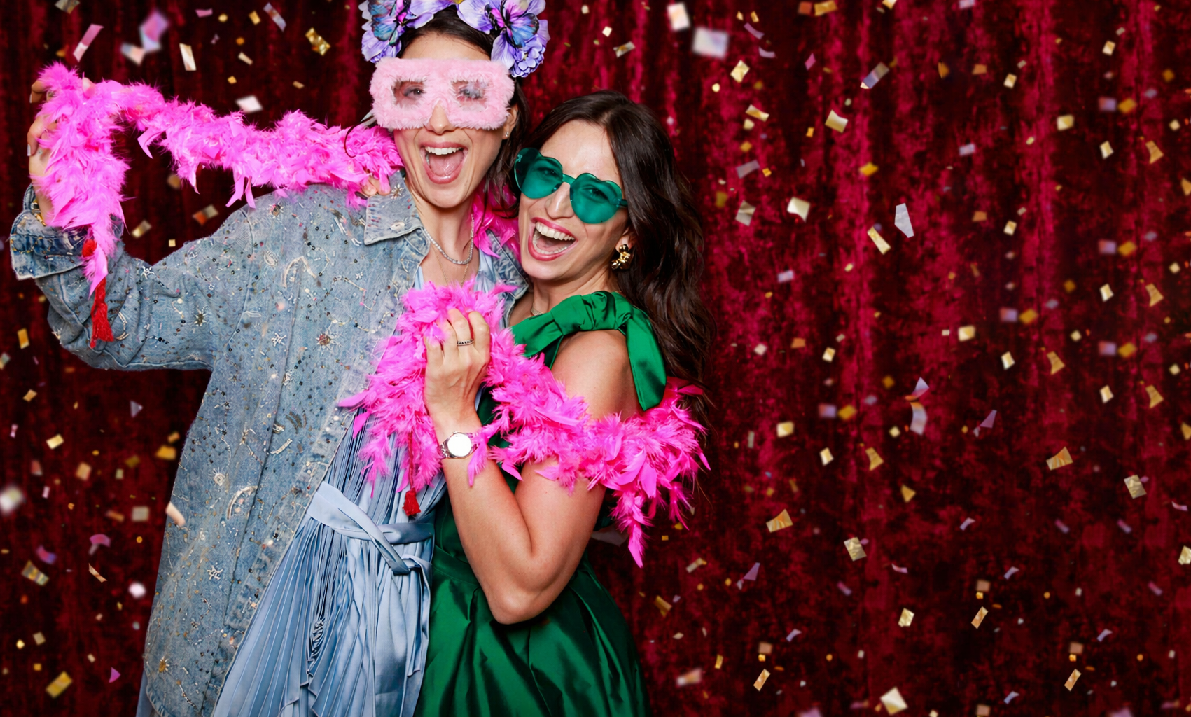 Festa colorata con boa di piume.png